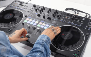دستگاه دی جی Pioneer DDJ-REV5