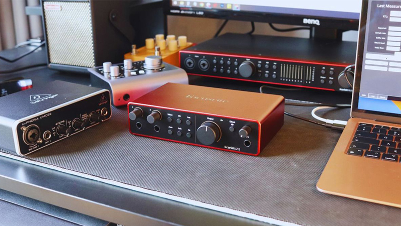 تصویر مقایسهی کارت صدای Focusrite و Behringer